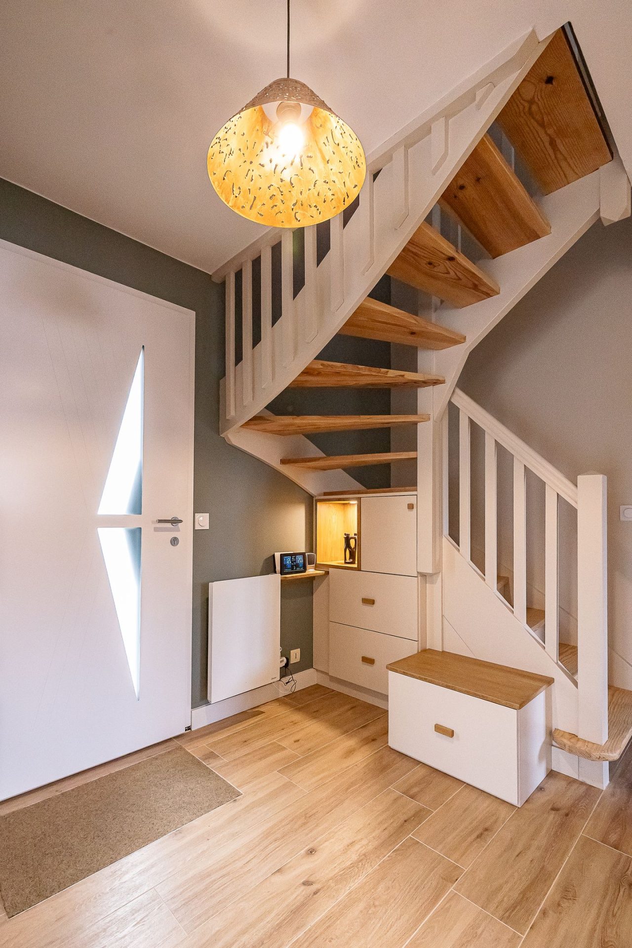 Meuble sous escalier et décoration imaginés par Coconfort